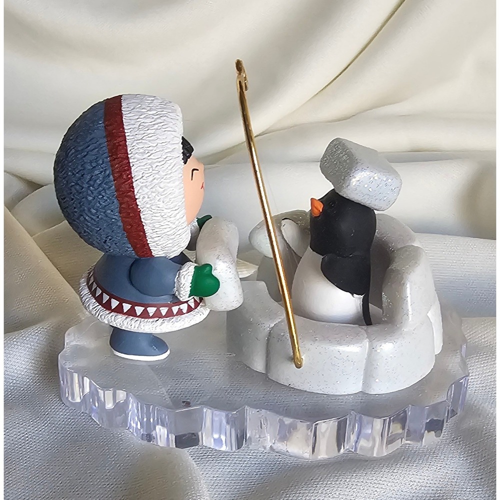 VTG 2002 Hallmark Frosty Friends #23 Igloo Artic Winter Scene Collectible Decor